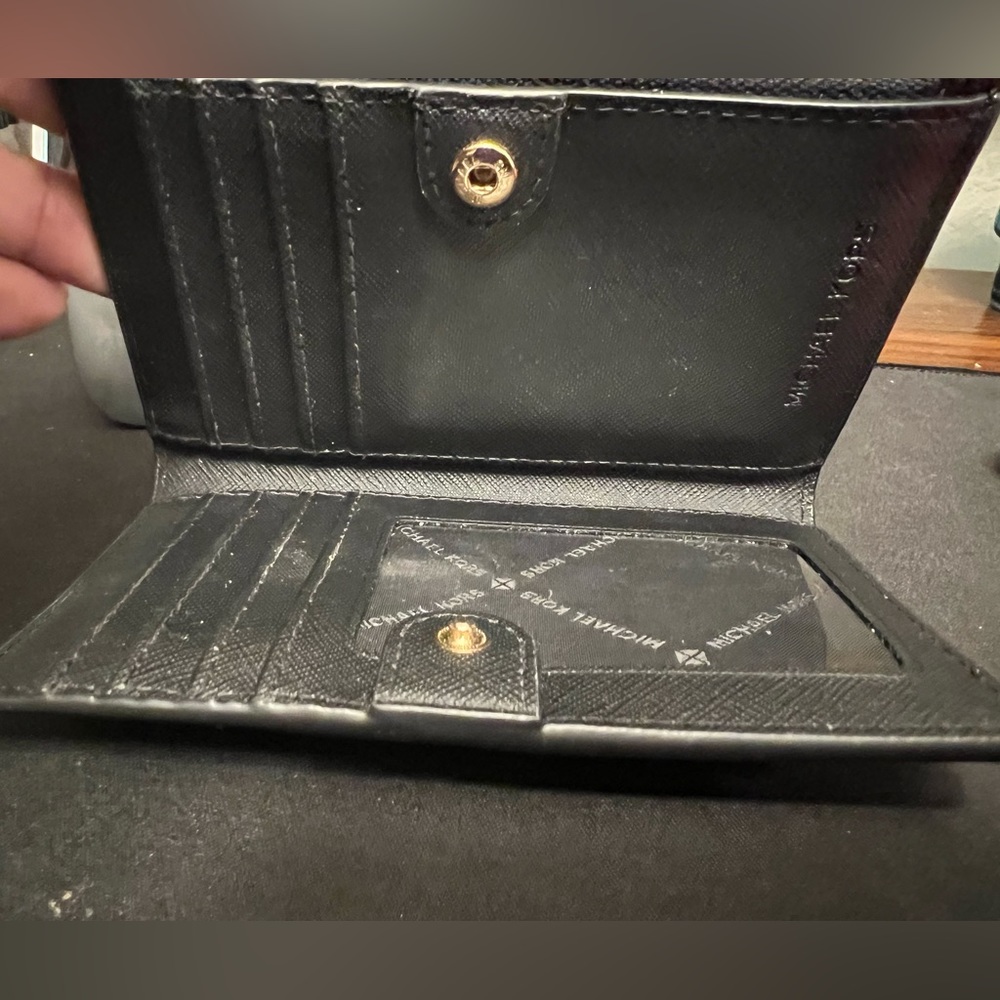 Michael Kors Saffiano leather wallet w/ zipper - Picture 3 of 6